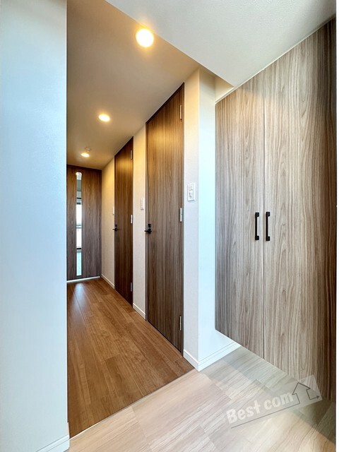 拡大写真:S-RESIDENCE堺湊駅前azure 3階307の天井高シューズクローゼット付き♪