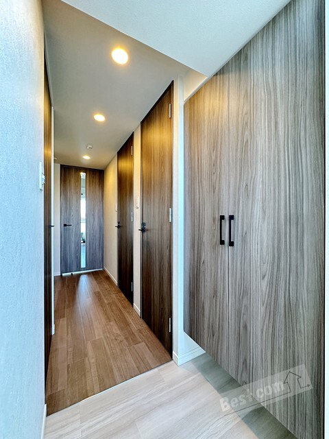 拡大写真:S-RESIDENCE堺湊駅前azure 5階508の天井高シューズクローゼット付き♪