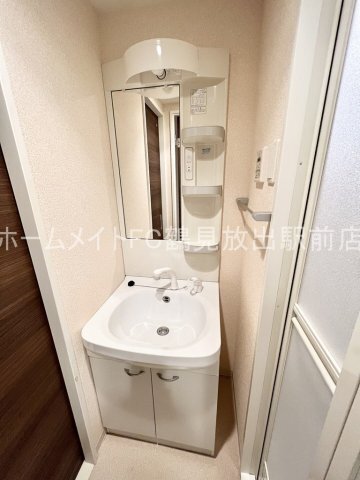 拡大写真:Luxe鶴見 7階704の独立洗面台