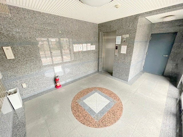 拡大写真:エクセレント上新11 3階305のエントランス