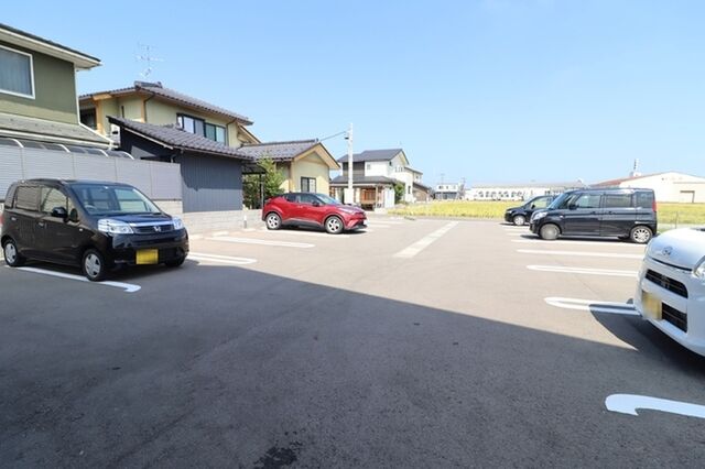 拡大写真:campo di riso カンポ デ リゾ 2階201の駐車場