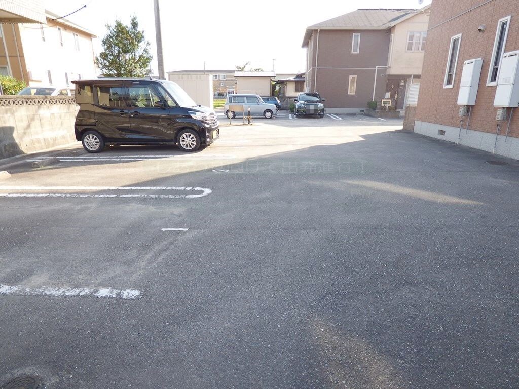 拡大写真:エクレールゆまち 2階201の駐車場は嬉しい1台付き!