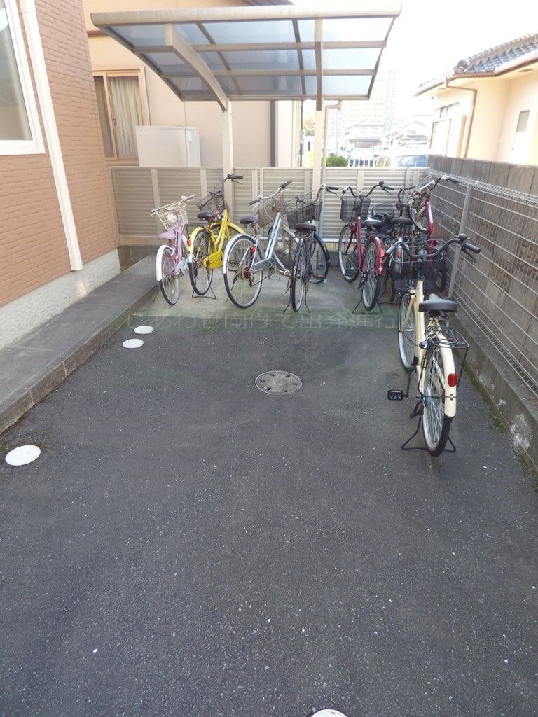 拡大写真:エクレールゆまち 2階201の屋根付き駐輪場!