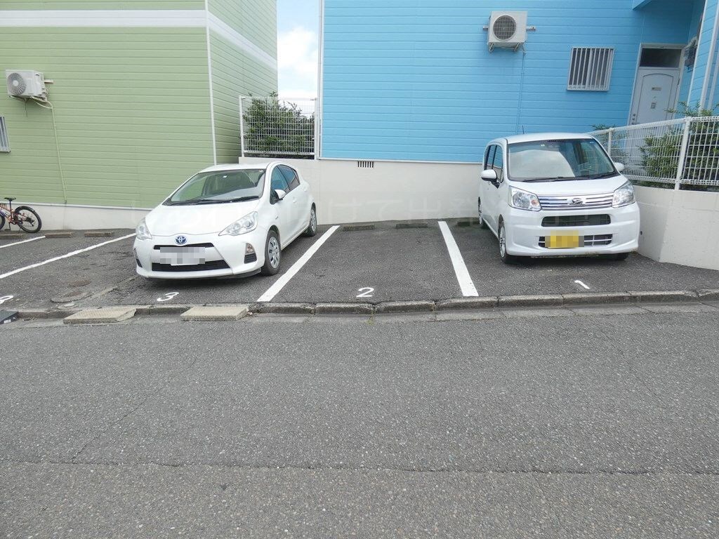 拡大写真:ハイデンス高雄B 1階101の駐車場