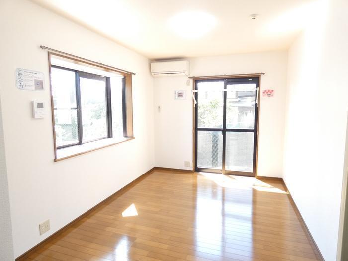 拡大写真：バウハウス弐番館 1階108の居室　キッチンから