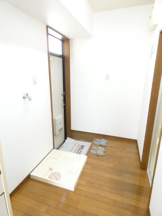 拡大写真：バウハウス弐番館 1階108の室内洗濯機置き場・玄関