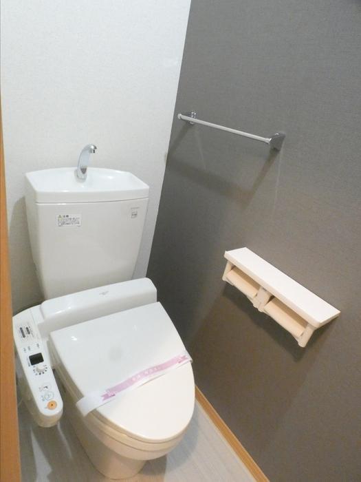 拡大写真：カントリーヒルズ東岐波 1階102の温水洗浄暖房便座