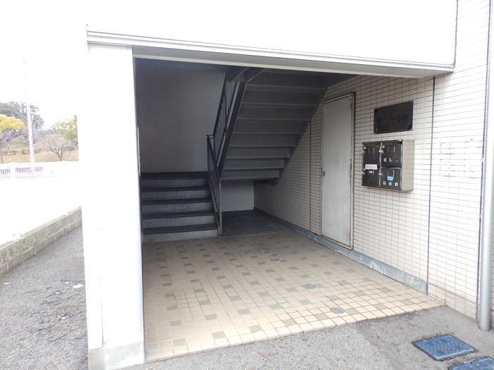 拡大写真：ダラミー小串 3階302のエントランス