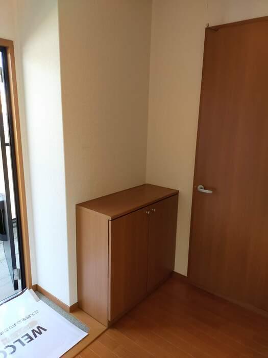 拡大写真：ファミール東琴芝 2階202の玄関　シューズボックス完備