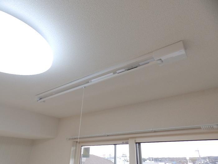 拡大写真：ブランネージュ 3階B302の室内物干し