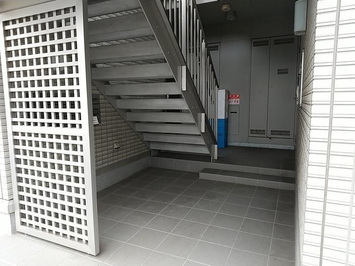 拡大写真：サンライト松山町 2階102のエントランス