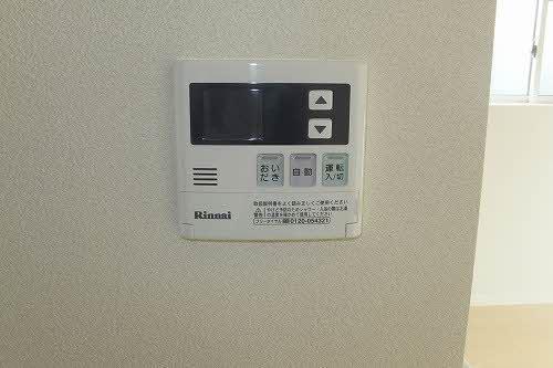 拡大写真：シャーメゾンフィオーレ 1階102の給湯リモコン