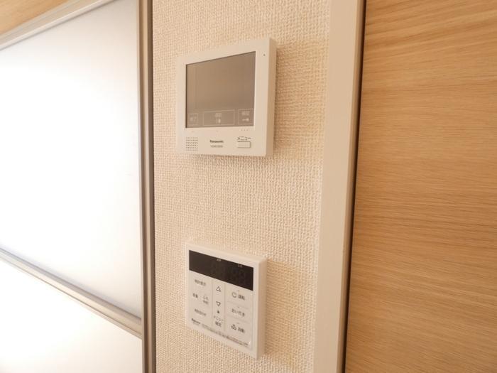 拡大写真：プレサーブ日の出Ⅱ 1階201のモニター付きインターホン・給湯リモコン