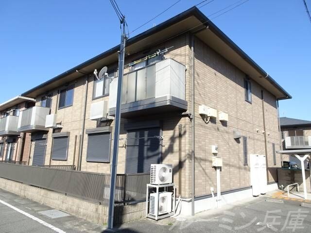 拡大写真：アクシス大島 2階202の建物外観