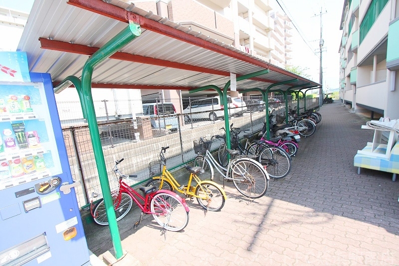 拡大写真:Wプロスパー潤 2階201の★駐輪場は屋根ありで助かります♪★