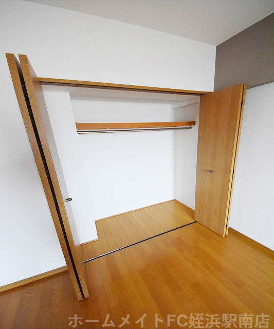 拡大写真:サンヒルズ今宿 4階402の★収納は各部屋に♪★参考写真