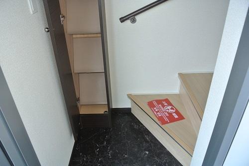 拡大写真：レオネクストやくまる 2階205の玄関・靴箱