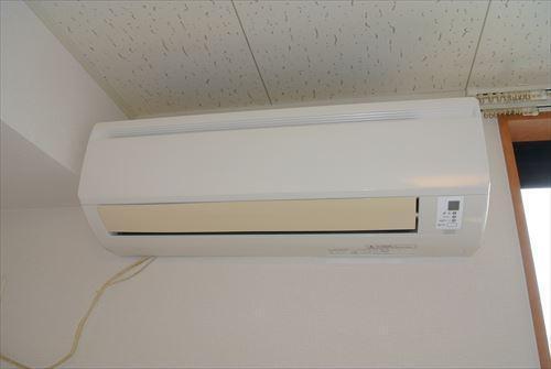 拡大写真:レオパレスピュアIII 2階205のエアコン