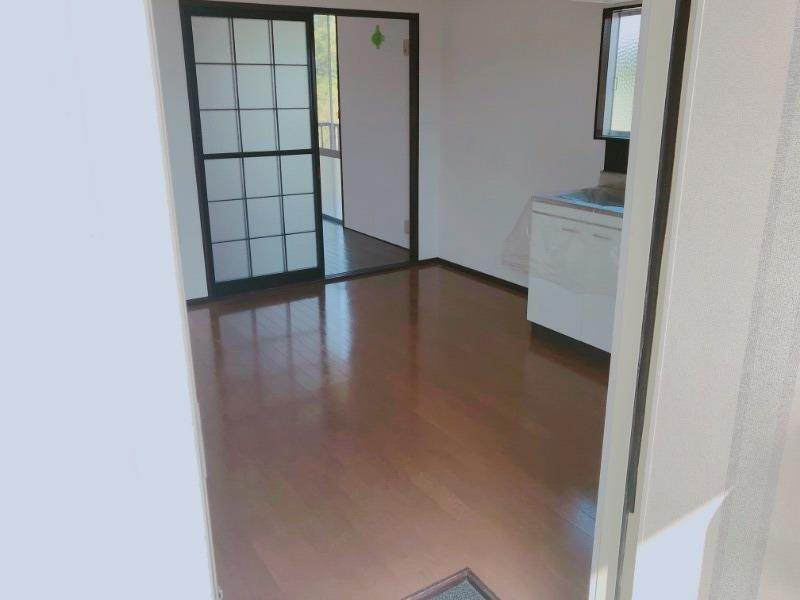 拡大写真:ハイツ2番館 2階B201の玄関入っての写真です。