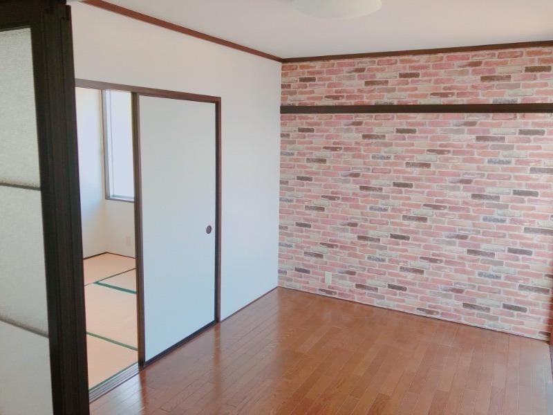 拡大写真:ハイツ2番館 2階B201の居間にはアクセントクロスをはっています。