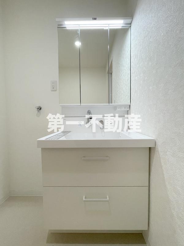 拡大写真:西脇市堀町 2階203の三面鏡化粧台