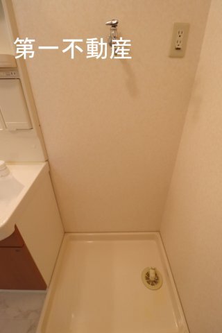 拡大写真:フェイバリット 2階201の洗濯機置き場