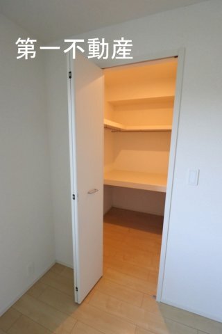 拡大写真：ラッフィナートⅠ 2階202の収納