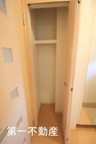 拡大写真:プロムナード B 1階101のホール収納