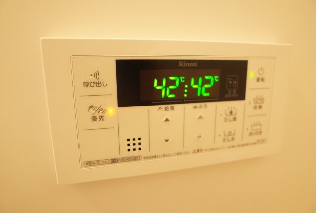 拡大写真:コート・ロッソ 2階201の給湯リモコン