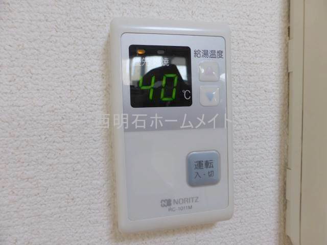 拡大写真：シーサイドマンション 2階205のキッチン給湯リモコン