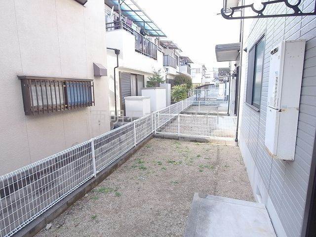 拡大写真:グランドール谷田川 1階102の1階はテラス、2階はベランダ