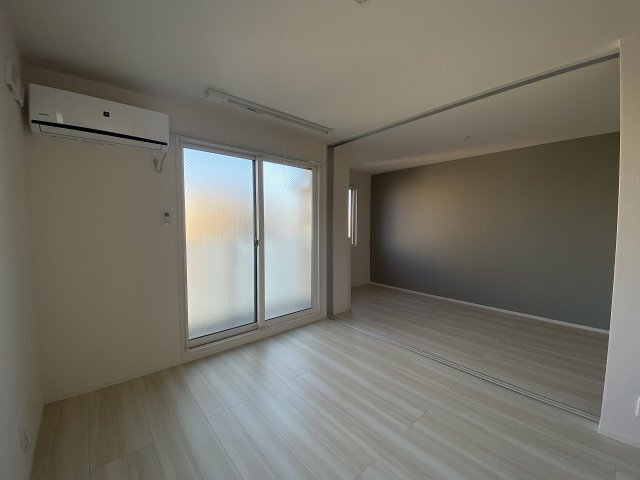 拡大写真:LES ENS FAMIIAUX M 2階201の居間