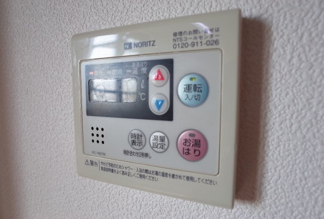 拡大写真:ホワイトスワン明石 3階302の給湯リモコン