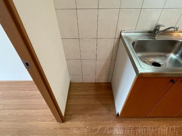 拡大写真:アルカディア 1階102の冷蔵庫置きスペース