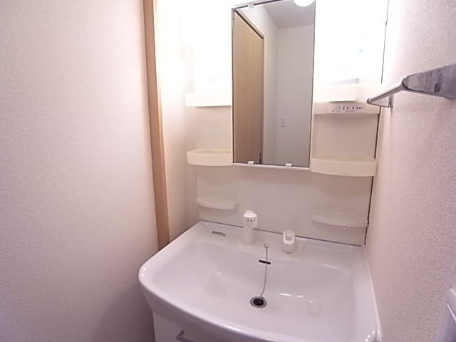 拡大写真:サニープレイス塩屋台 3階301の独立洗面台