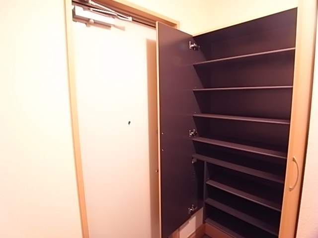 拡大写真:サニープレイス塩屋台 3階301の収納
