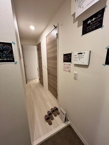 拡大写真:シャルムフルーレ 2階202の玄関
