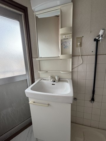 拡大写真：板宿町3丁目戸建 1階1の洗面所