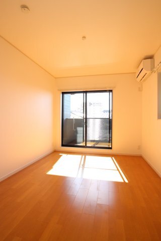 拡大写真：ヴィアーノ垂水王居殿 2階201の居間