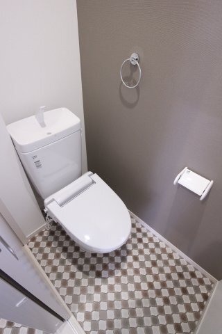 拡大写真：ヴィアーノ垂水王居殿 2階201のトイレ