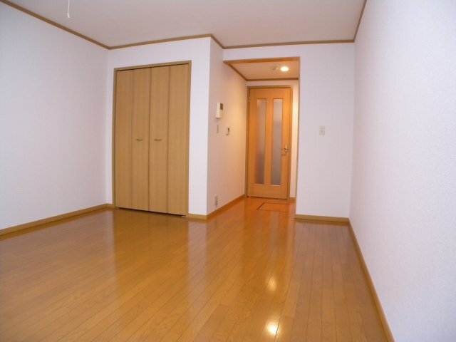 拡大写真:プラティークレーブⅢ 1階104の洋室