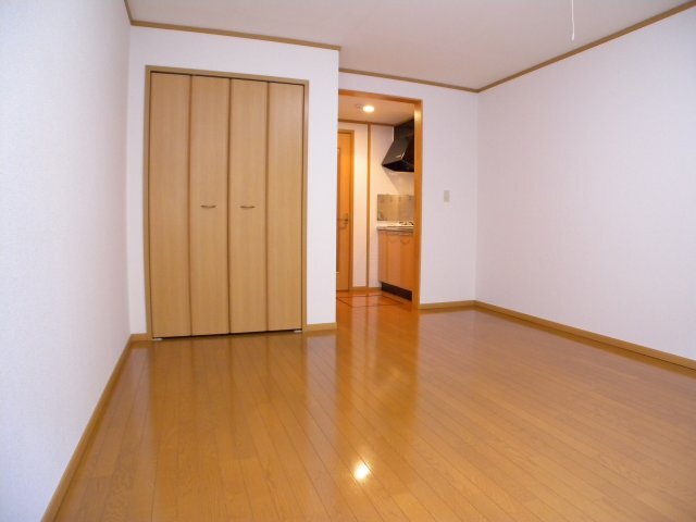 拡大写真:プラティークレーブⅢ 1階104の居間