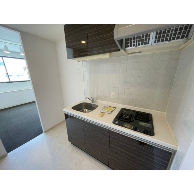 拡大写真:クリスタルブライト本町東 3階302のキッチン