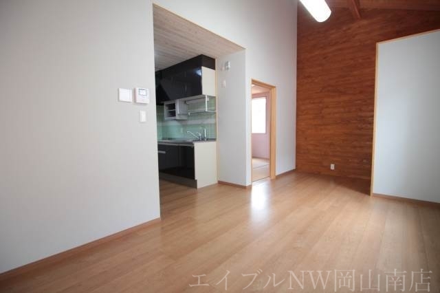 拡大写真:岡山市北区富田町1丁目 2階201の居室・リビング