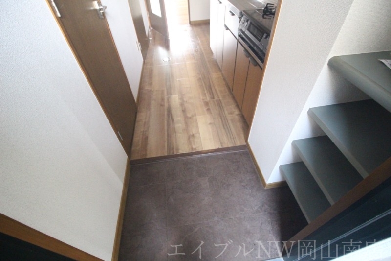 拡大写真:岡山市南区若葉町 1階102の玄関