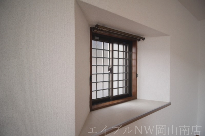 拡大写真:岡山市南区若葉町 1階102の出窓