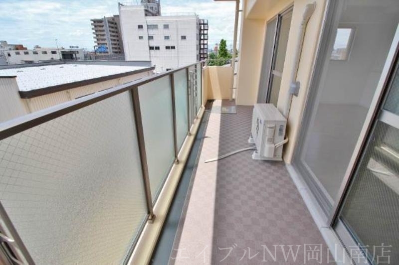 拡大写真：岡山市南区新福１丁目 3階301のバルコニー