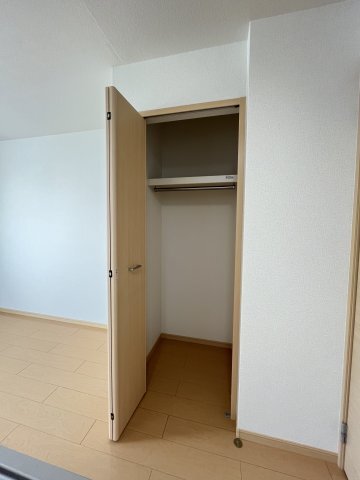 拡大写真:Pine Court(パインコート) 2階202のイメージ205号室の写真(反転あり)