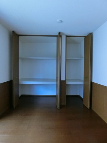 拡大写真:グランシャリオ堀川D棟 1階103のイメージ102号室の写真(反転あり)
