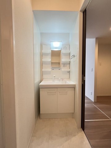 拡大写真:プレシャス 1階102の洗面所